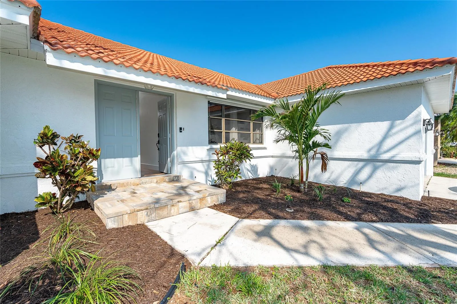 16 LEEWARD DR