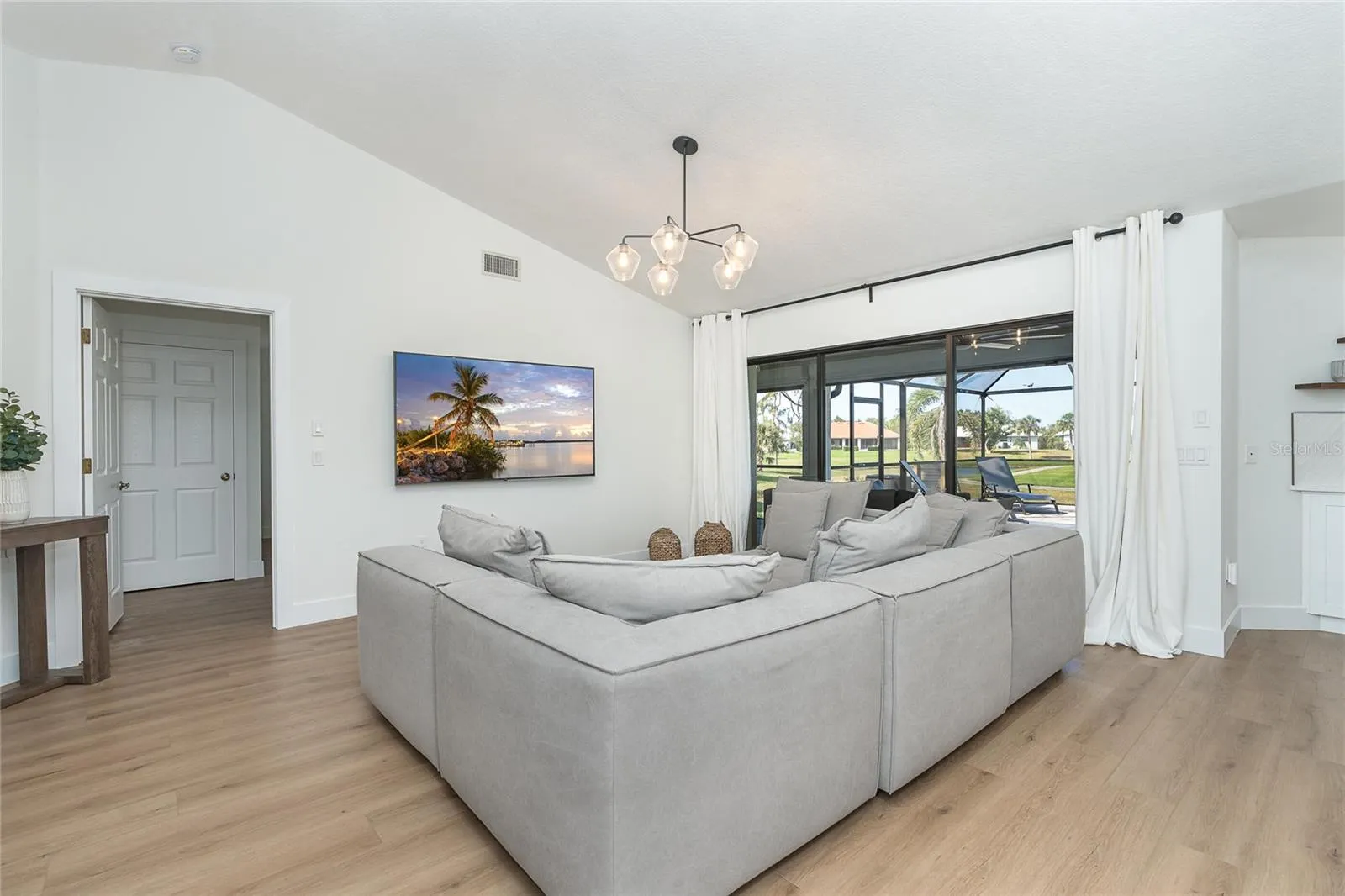 16 LEEWARD DR