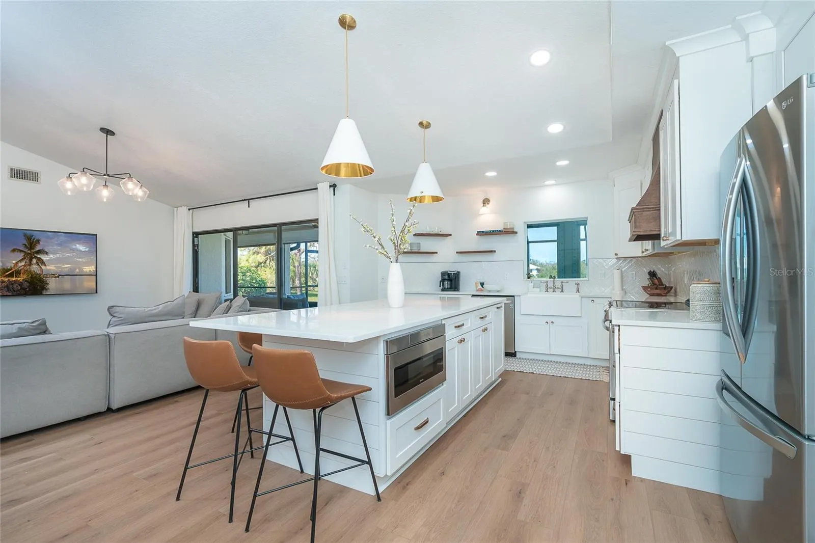 16 LEEWARD DR