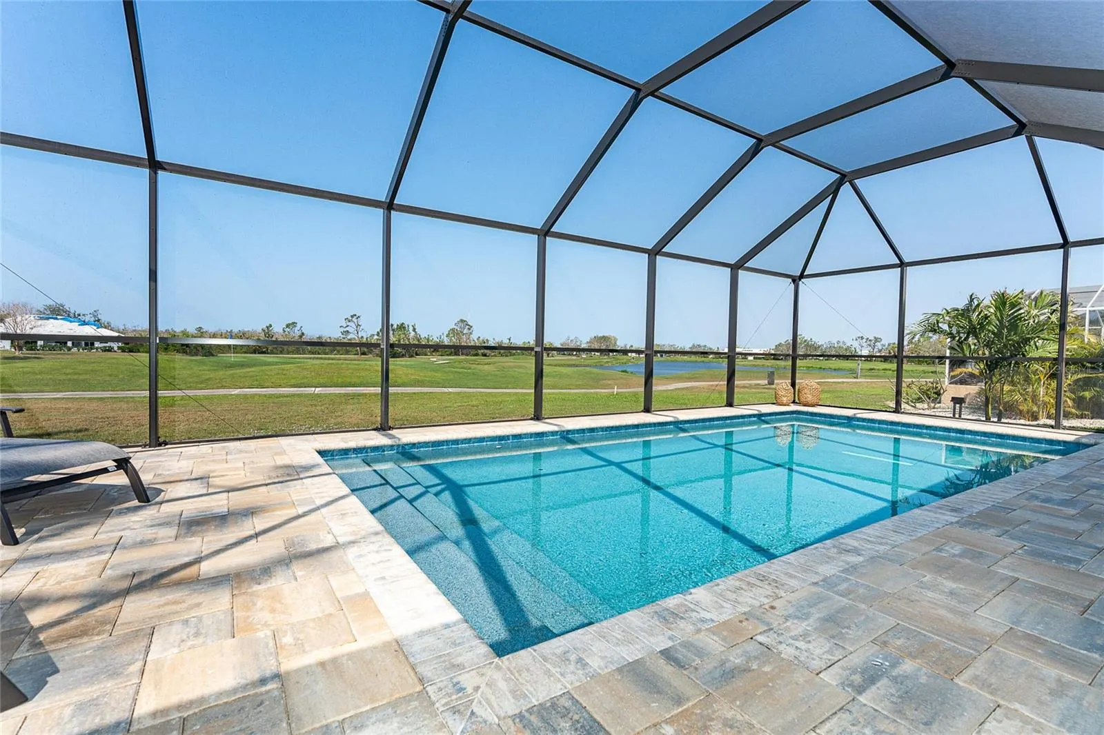 16 LEEWARD DR