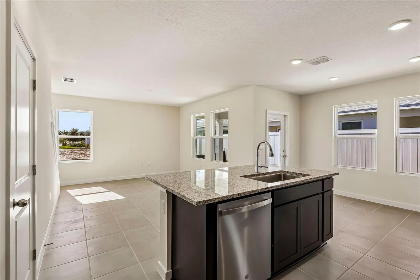 2732 MEADOW CREST DR