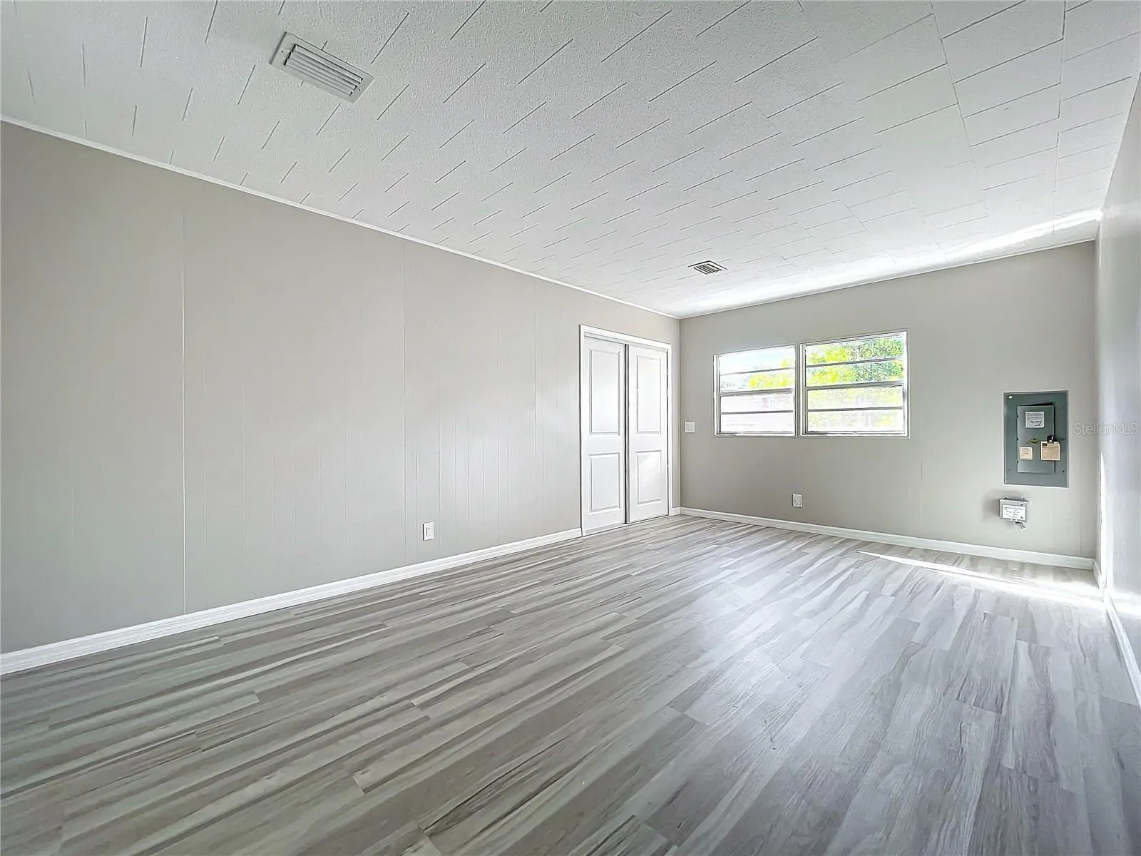 230 PEPPERTREE CT