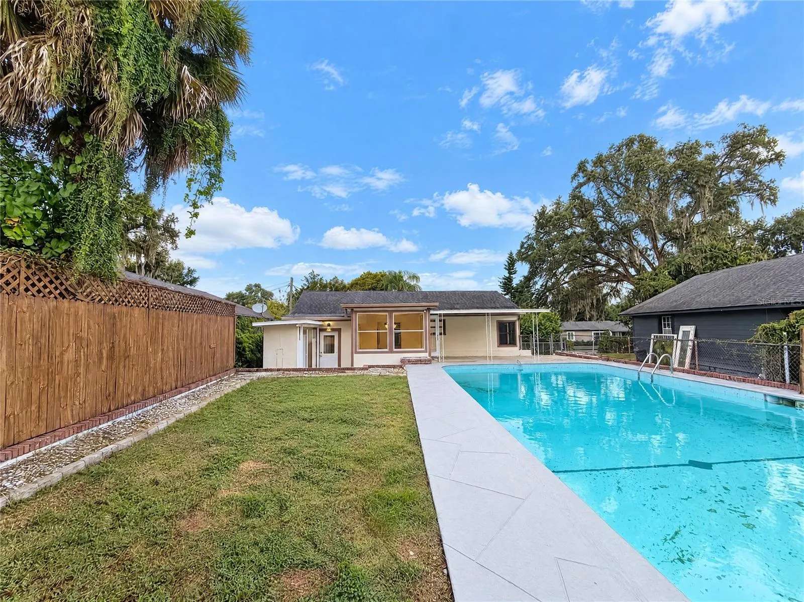1713 HILLSIDE DR