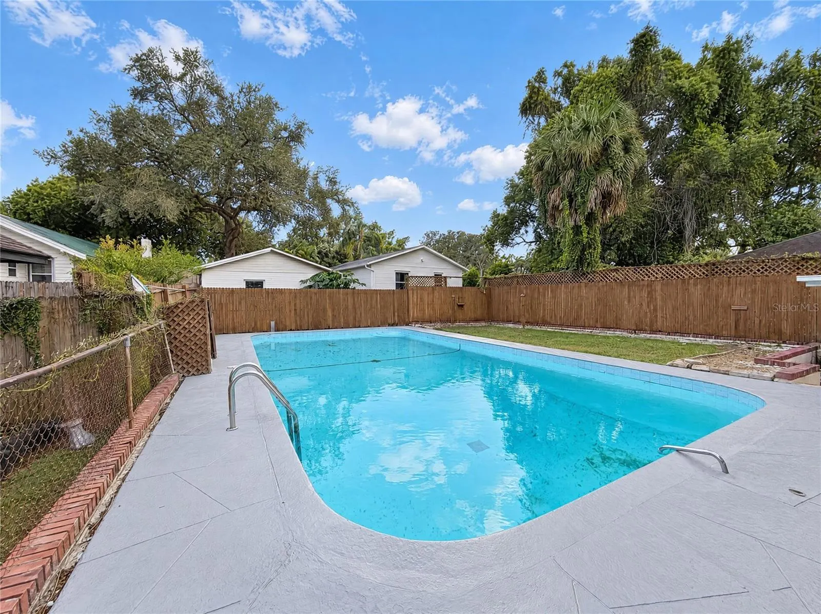 1713 HILLSIDE DR