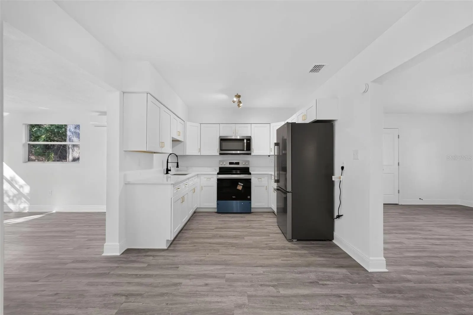 835 POINSETTIA AVE