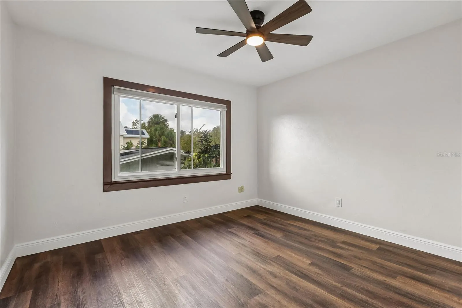 328 W COMANCHE AVE