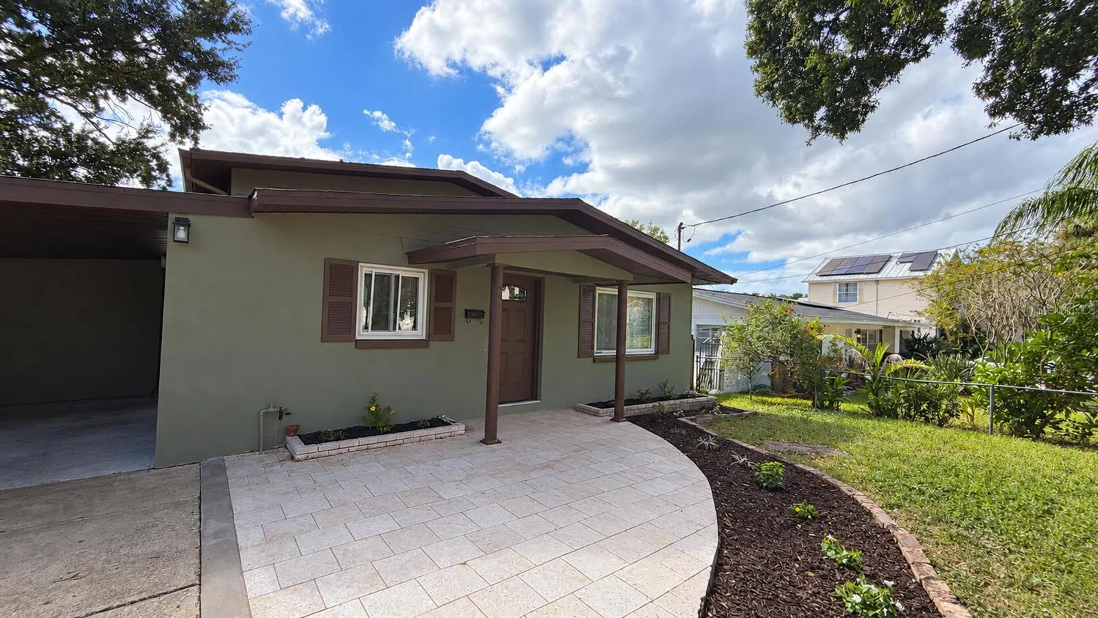 328 W COMANCHE AVE