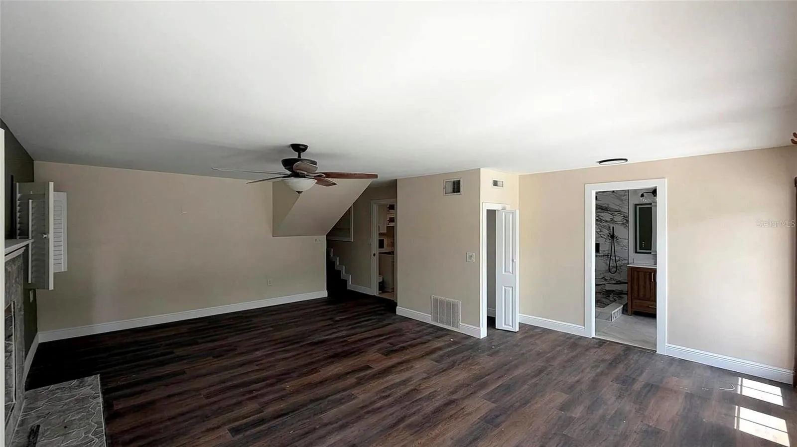 328 W COMANCHE AVE