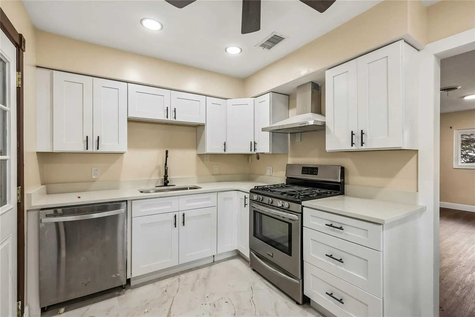 328 W COMANCHE AVE