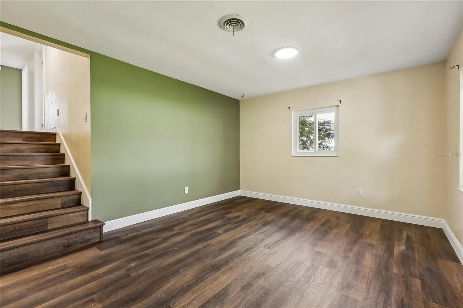 328 W COMANCHE AVE