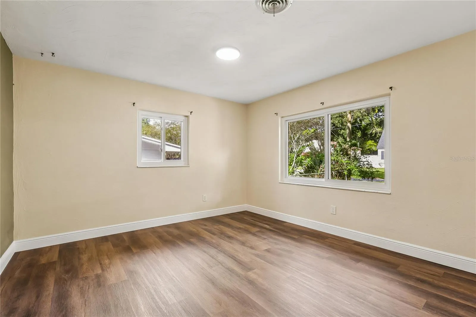 328 W COMANCHE AVE