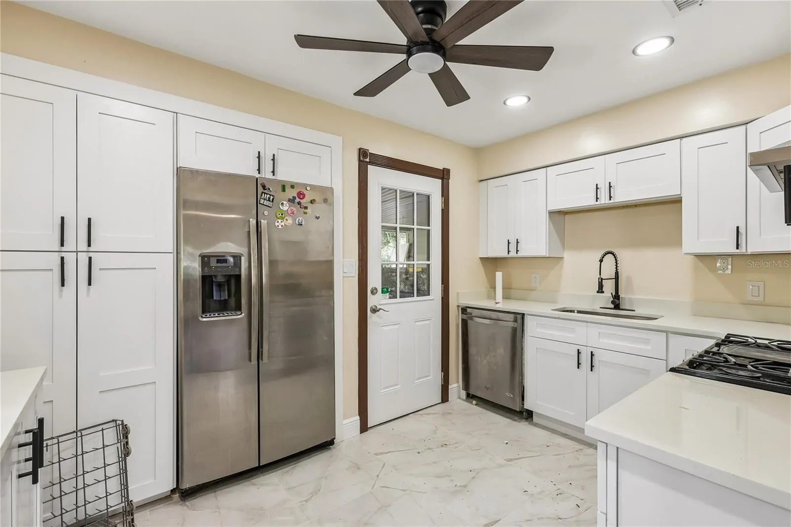 328 W COMANCHE AVE