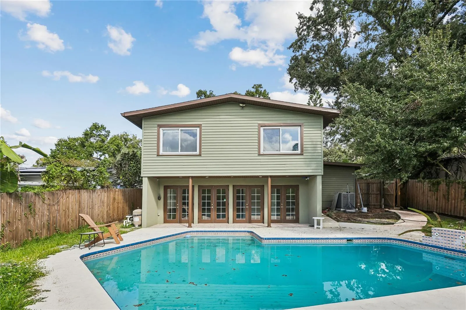 328 W COMANCHE AVE