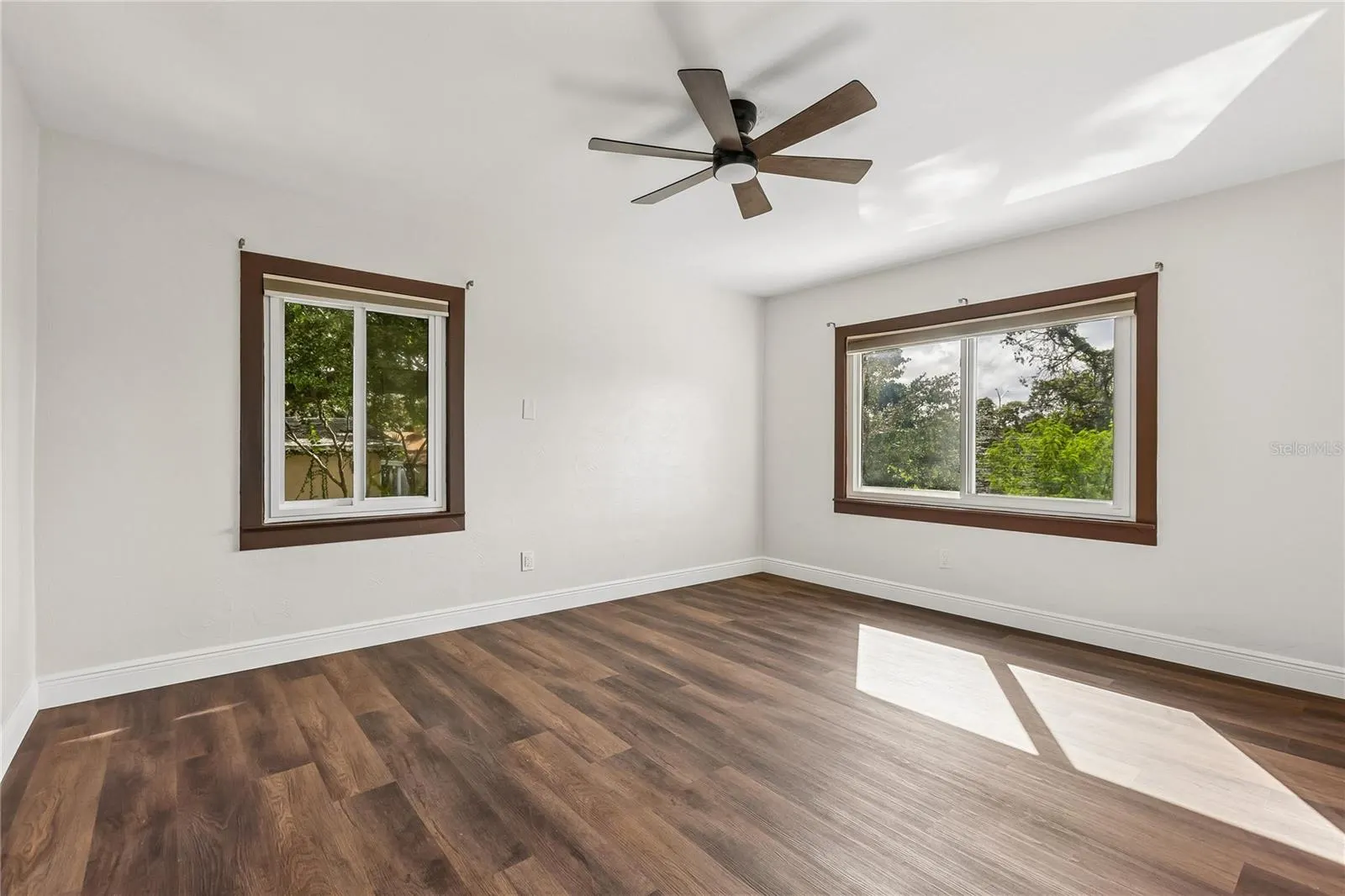 328 W COMANCHE AVE