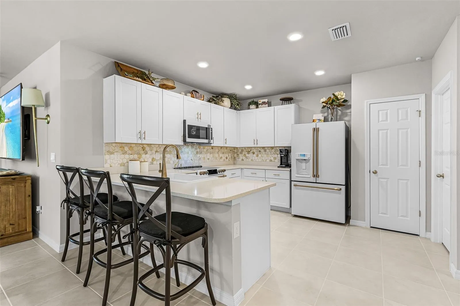 25016 E LENOX CIR