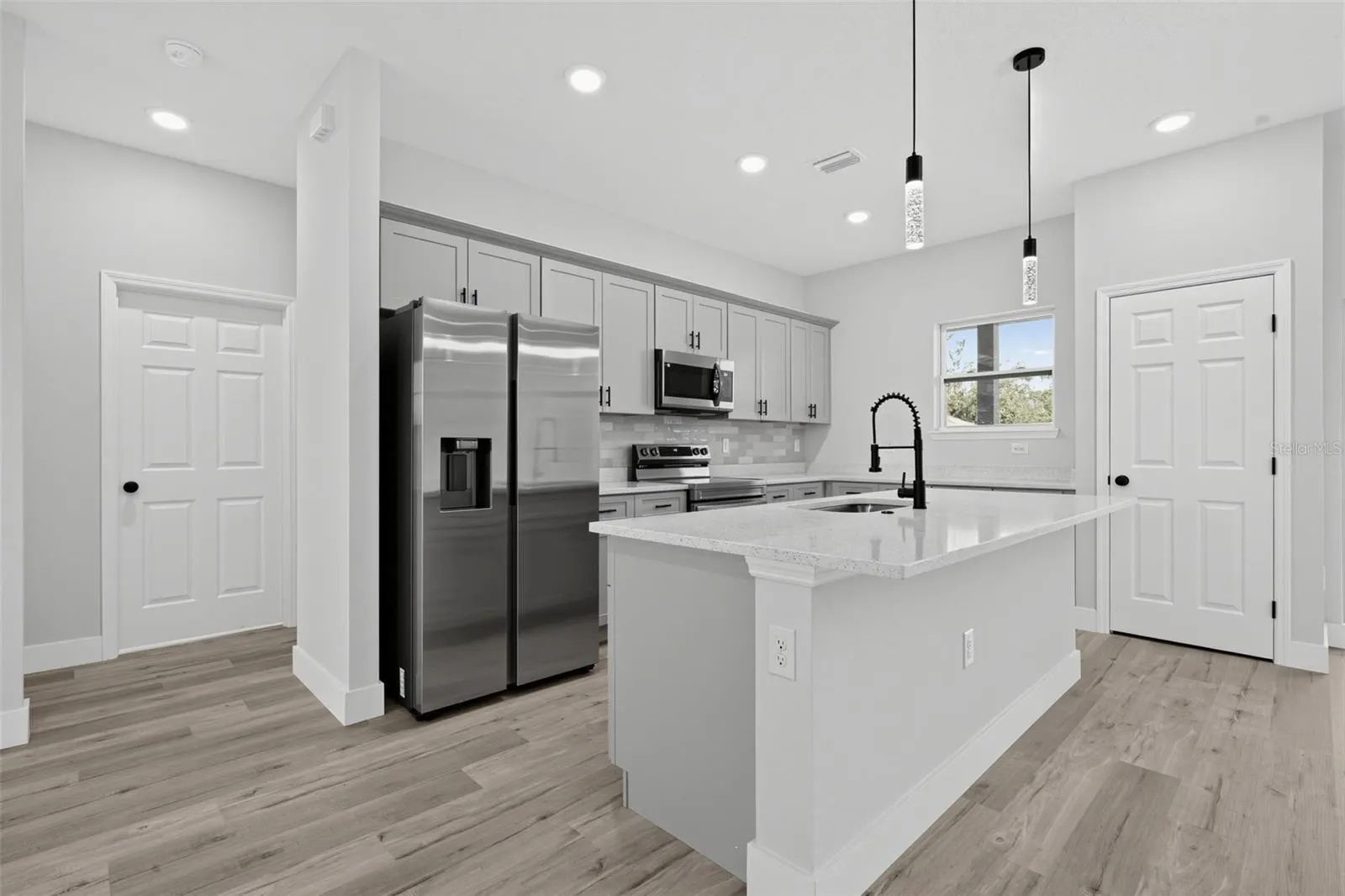 806 LOLA DR