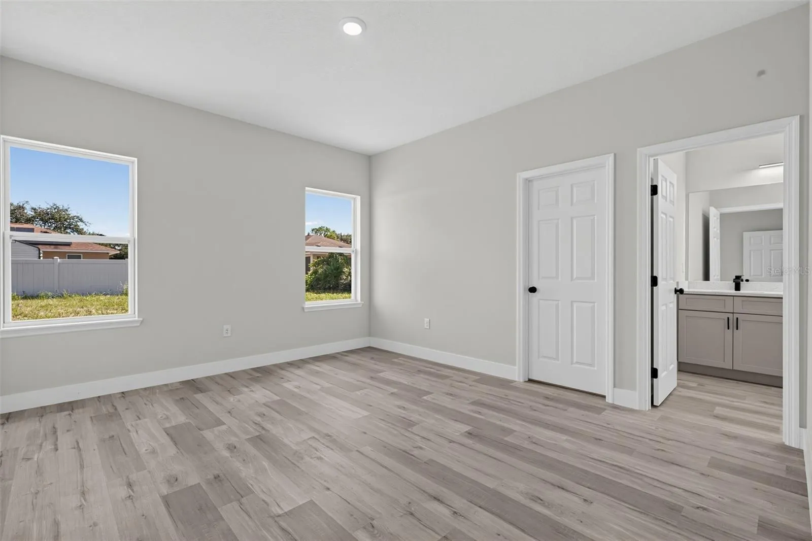 806 LOLA DR