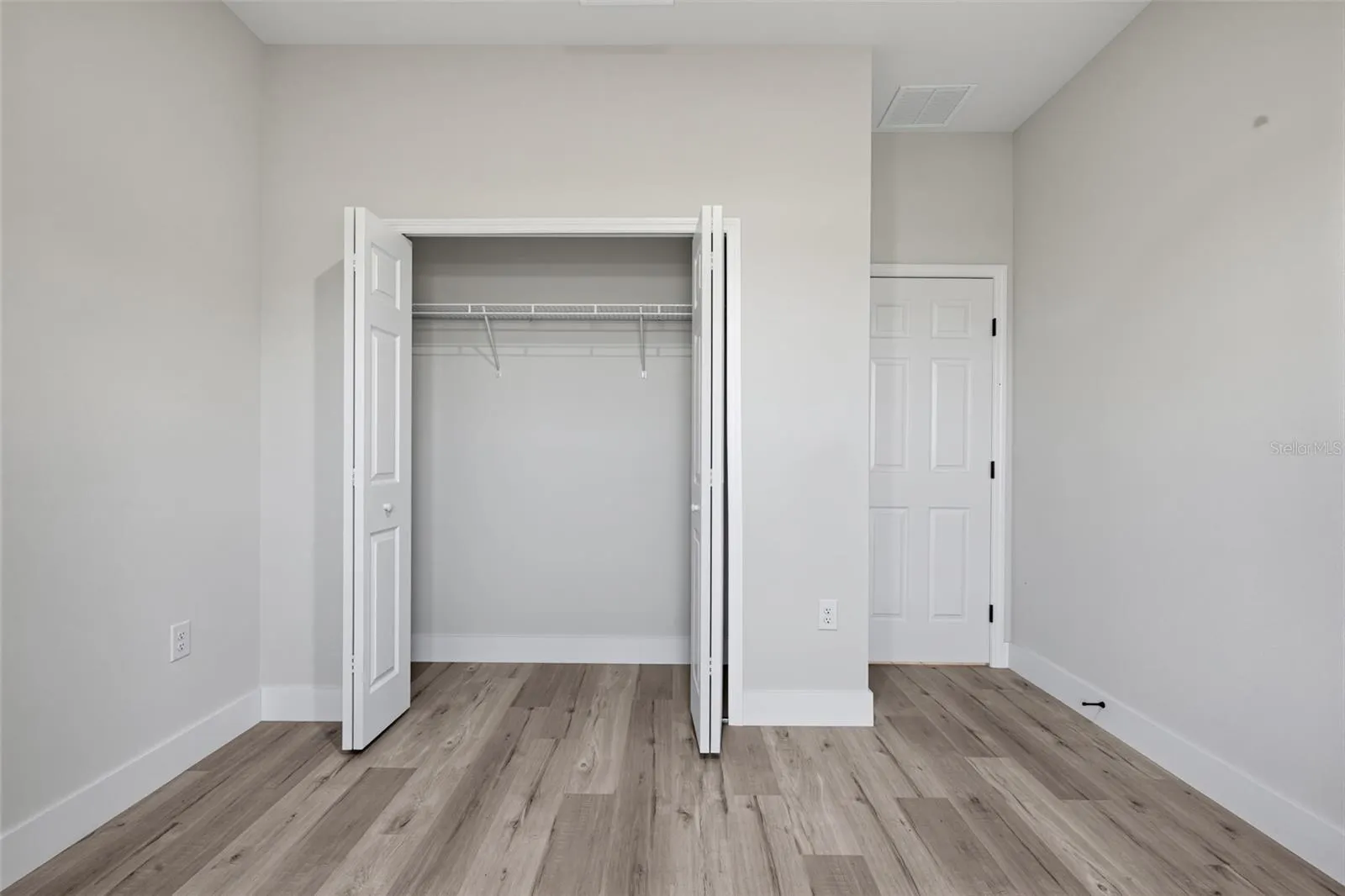 806 LOLA DR