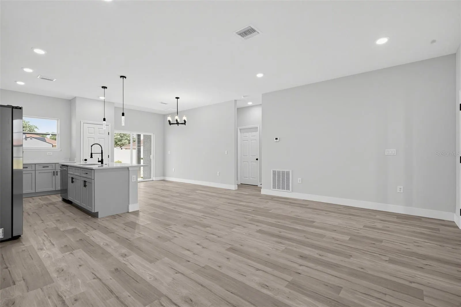806 LOLA DR