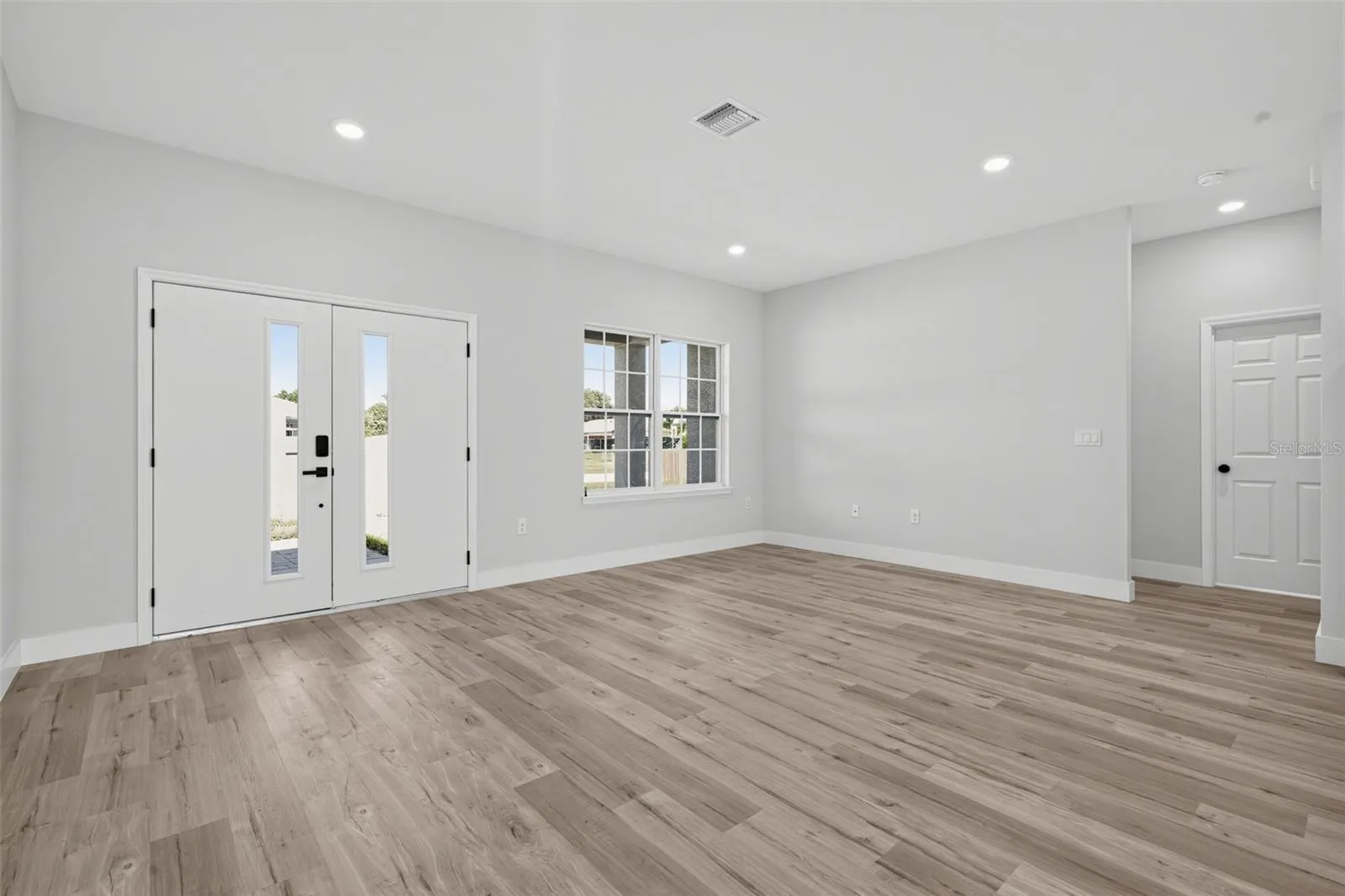 806 LOLA DR