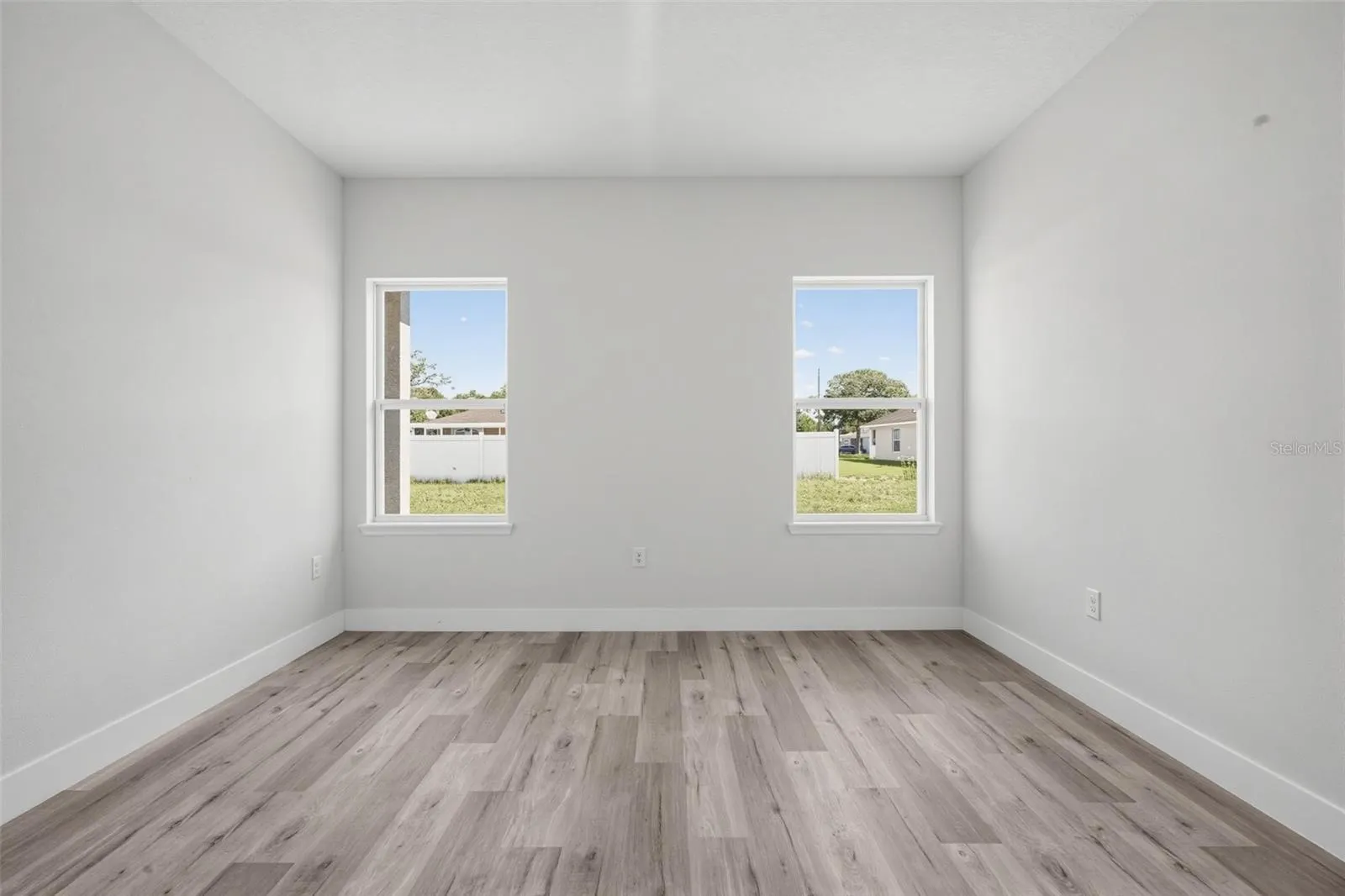 806 LOLA DR