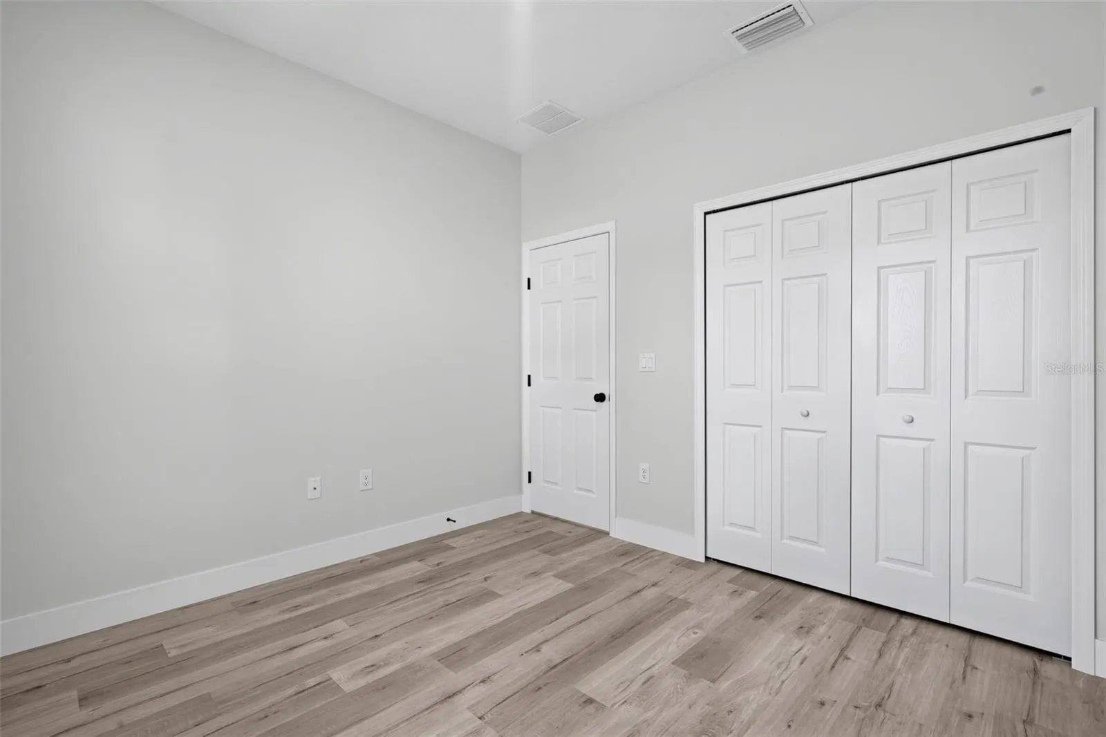 806 LOLA DR