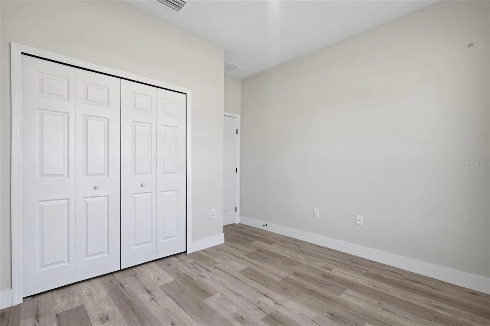 806 LOLA DR