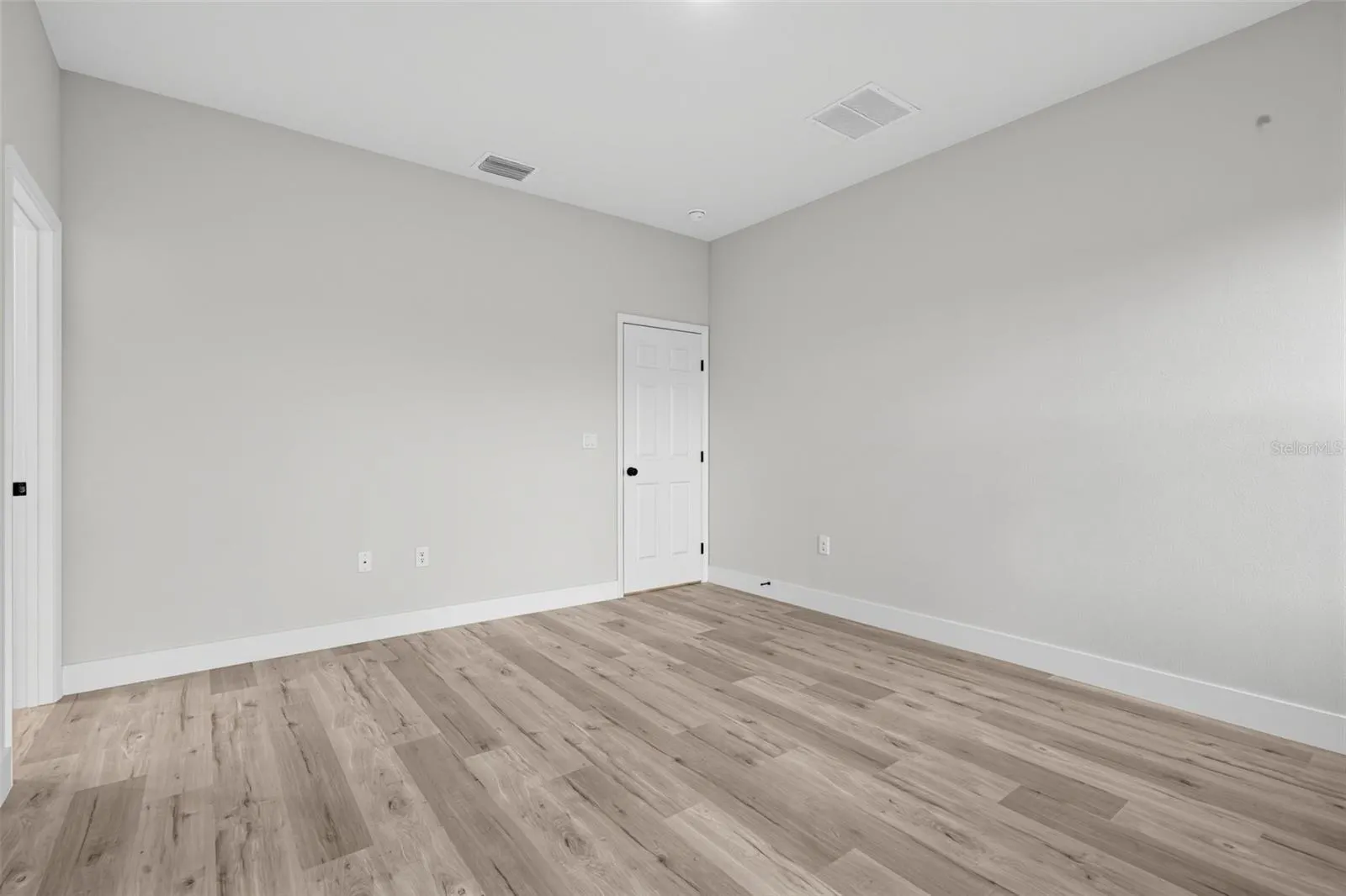 806 LOLA DR