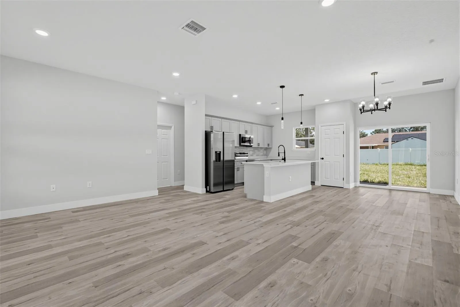 806 LOLA DR