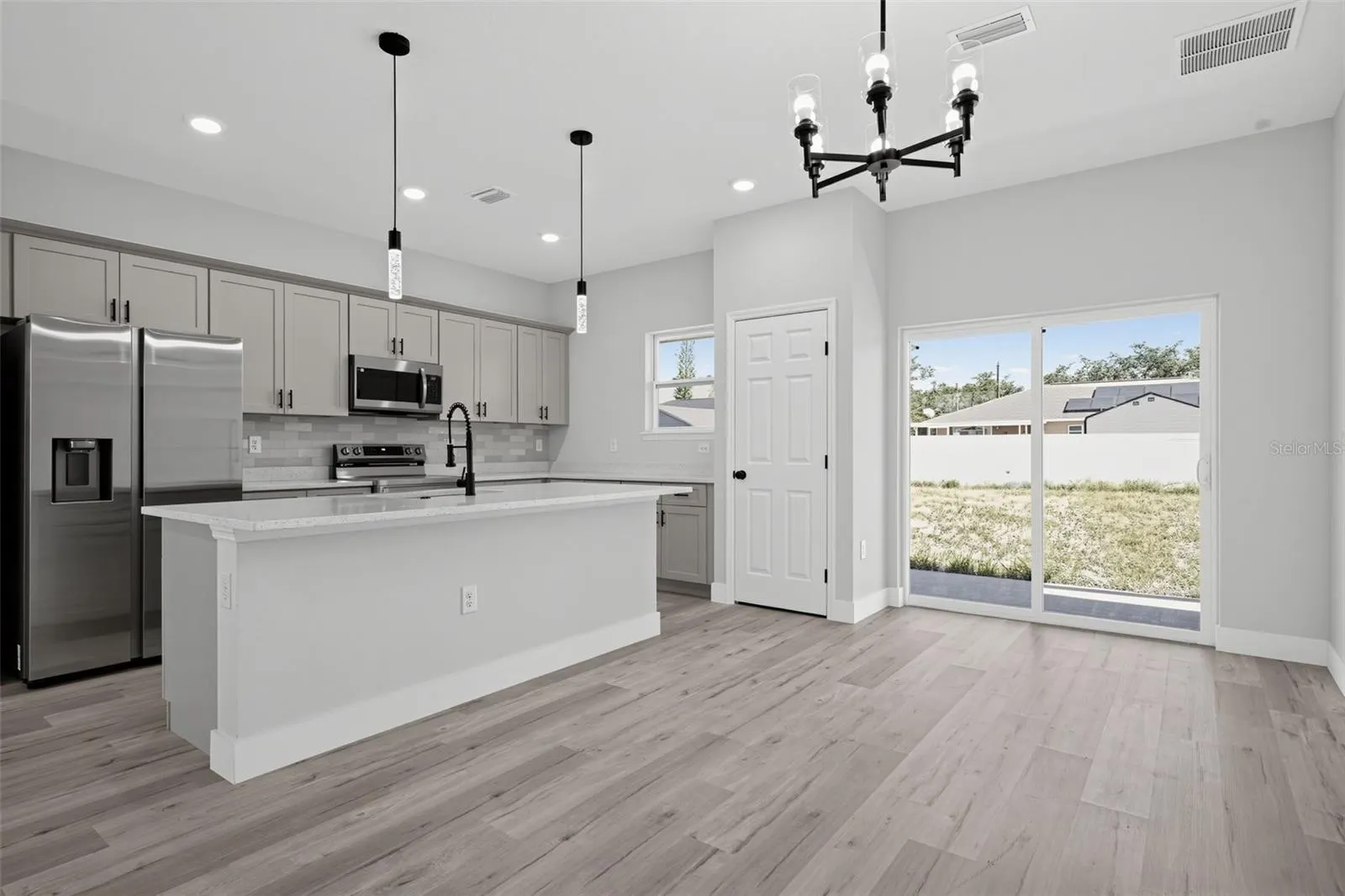 806 LOLA DR
