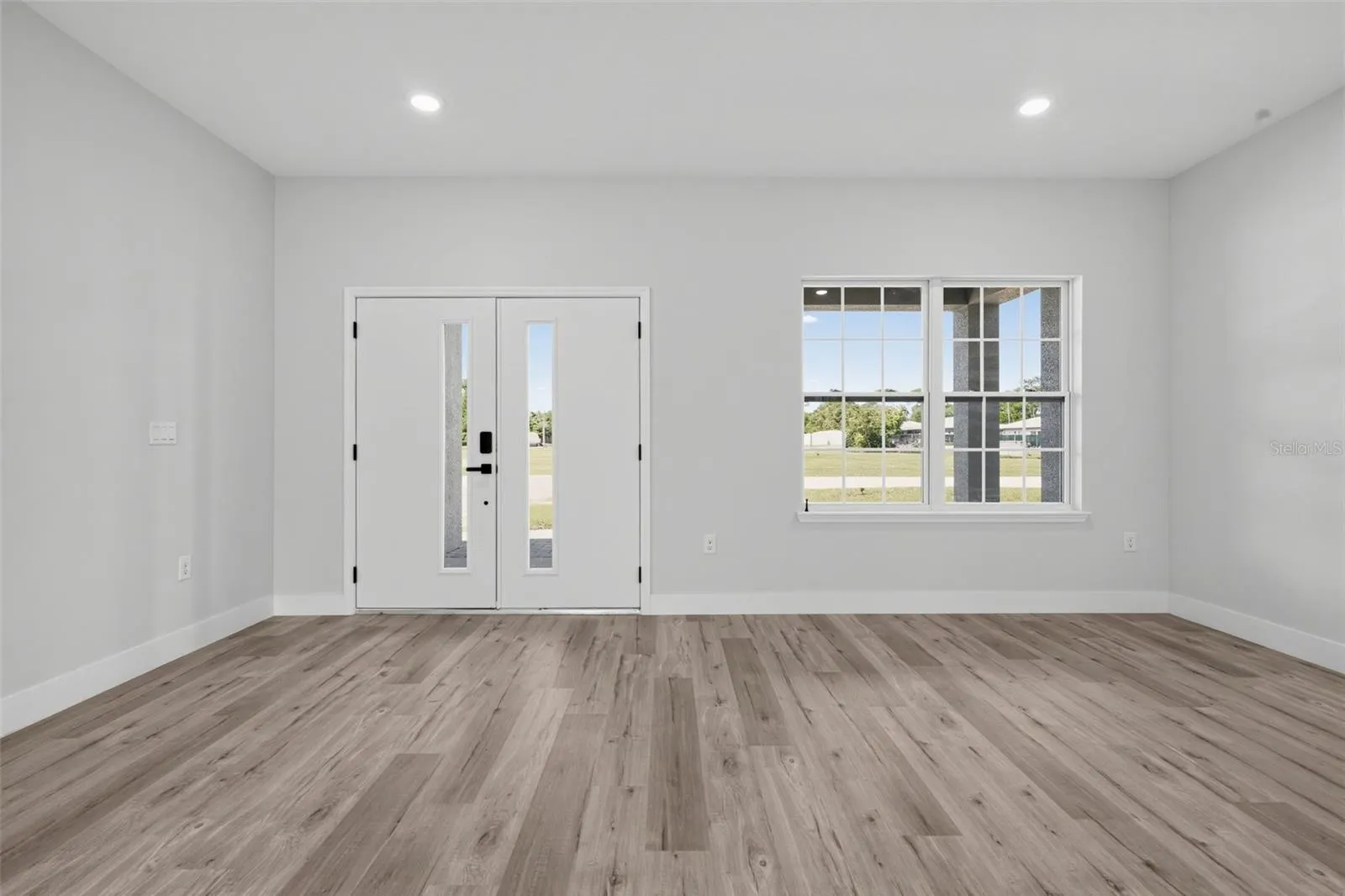 806 LOLA DR