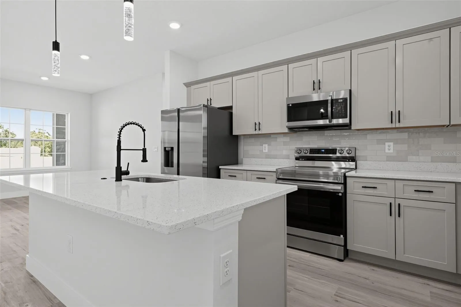 806 LOLA DR