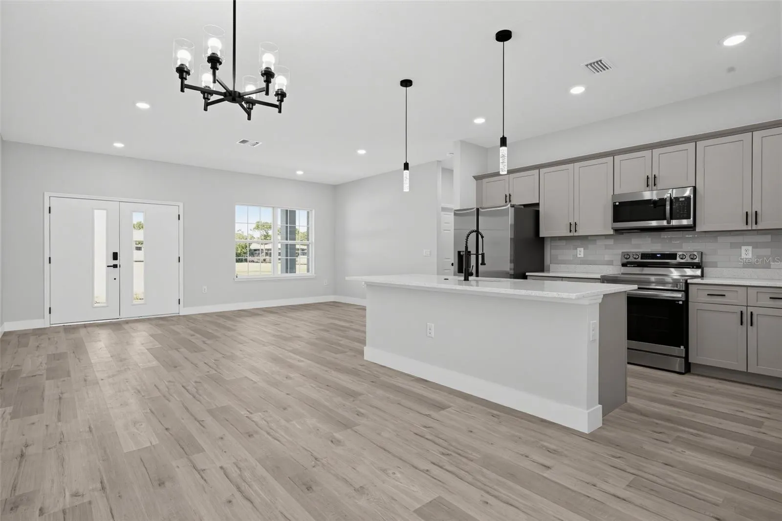 806 LOLA DR