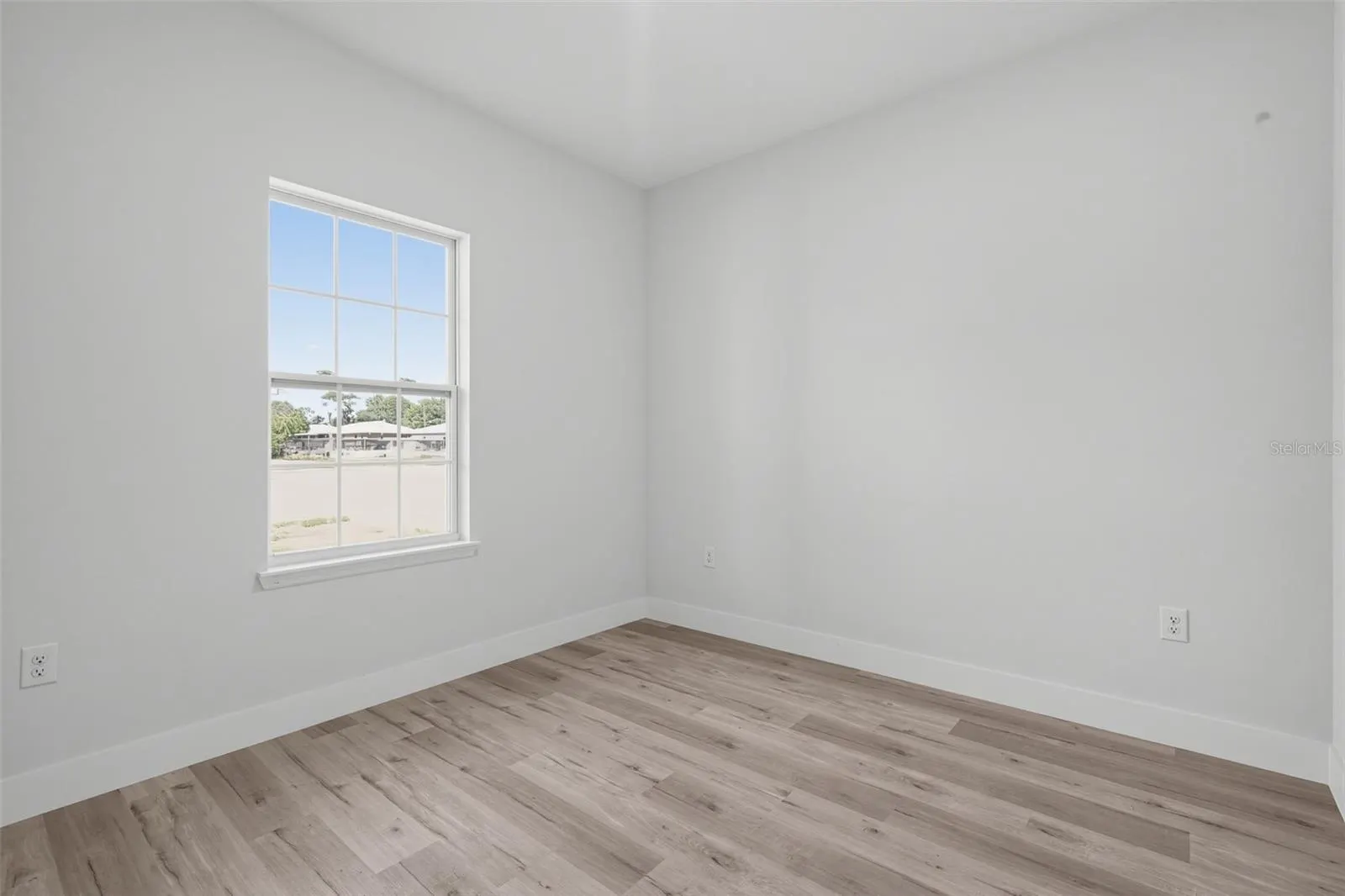 806 LOLA DR