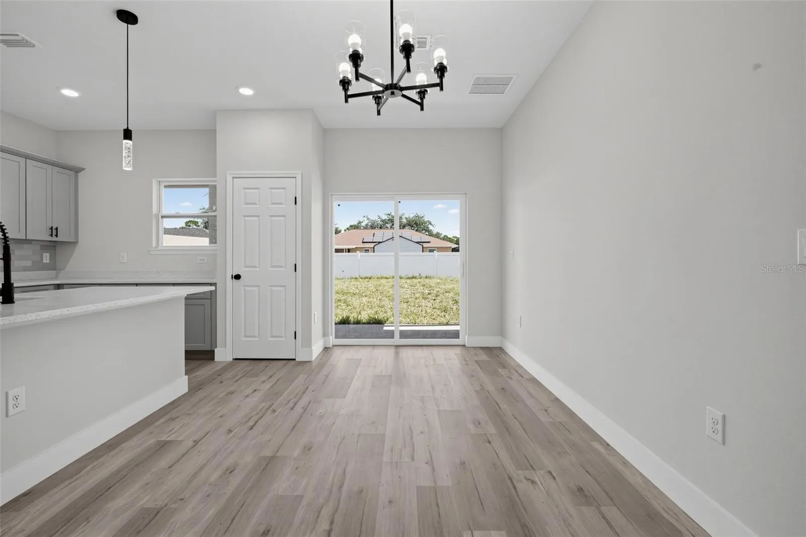 806 LOLA DR