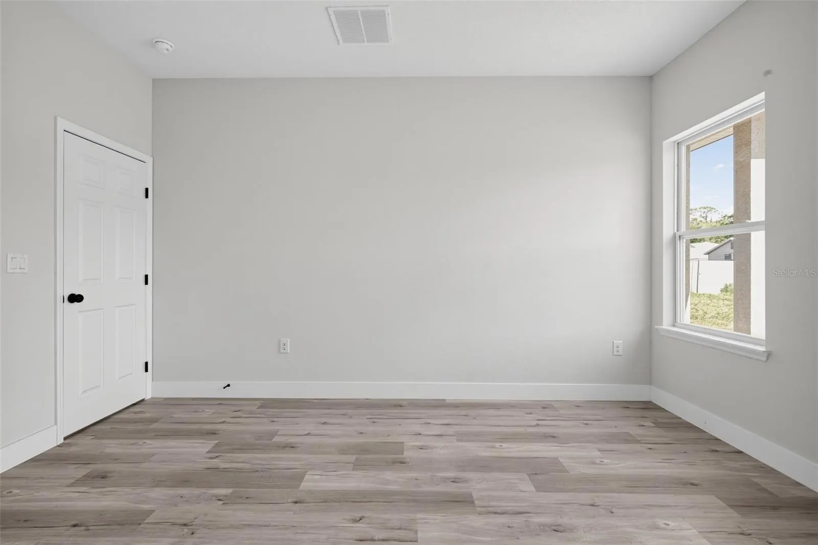 806 LOLA DR