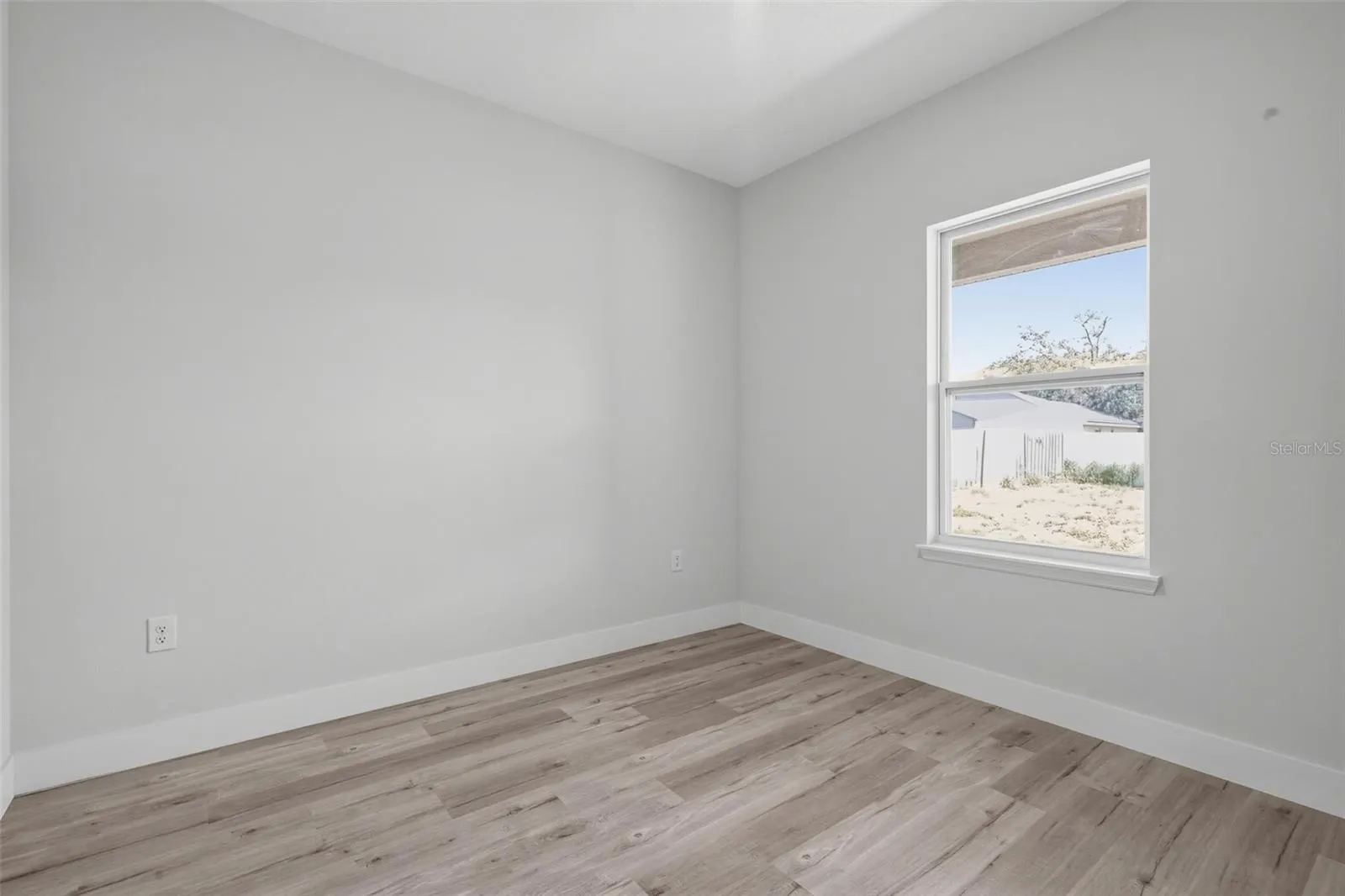 806 LOLA DR