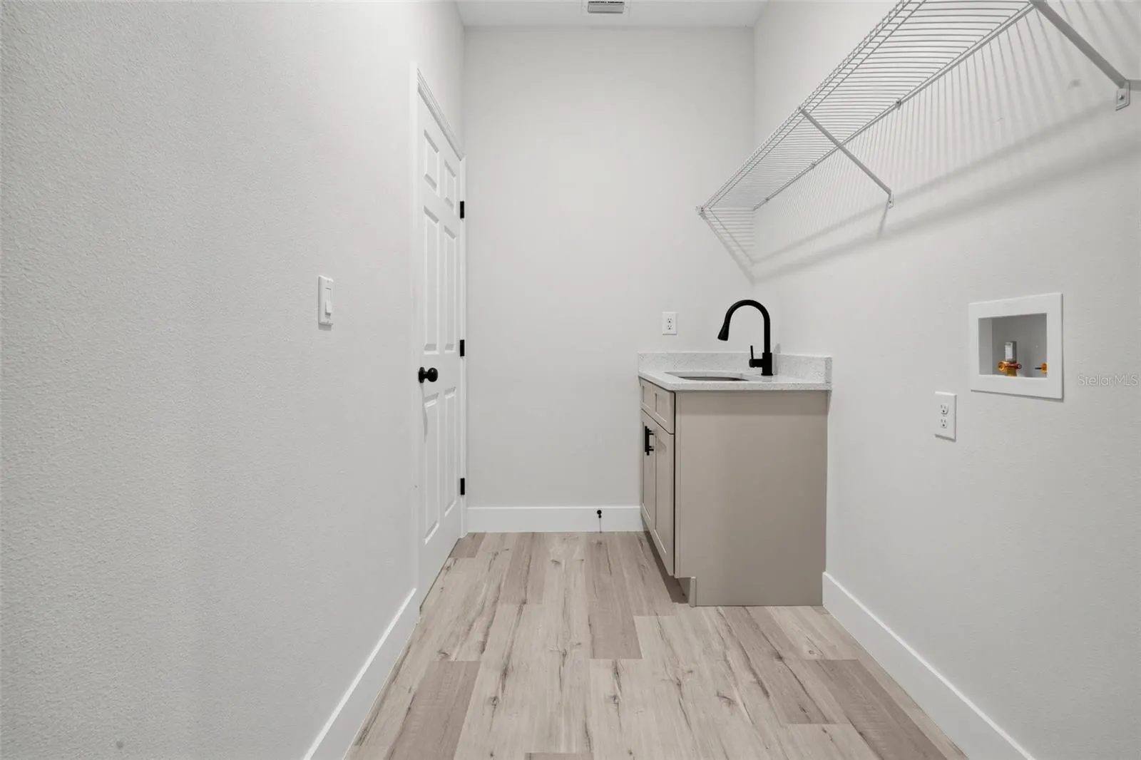 806 LOLA DR