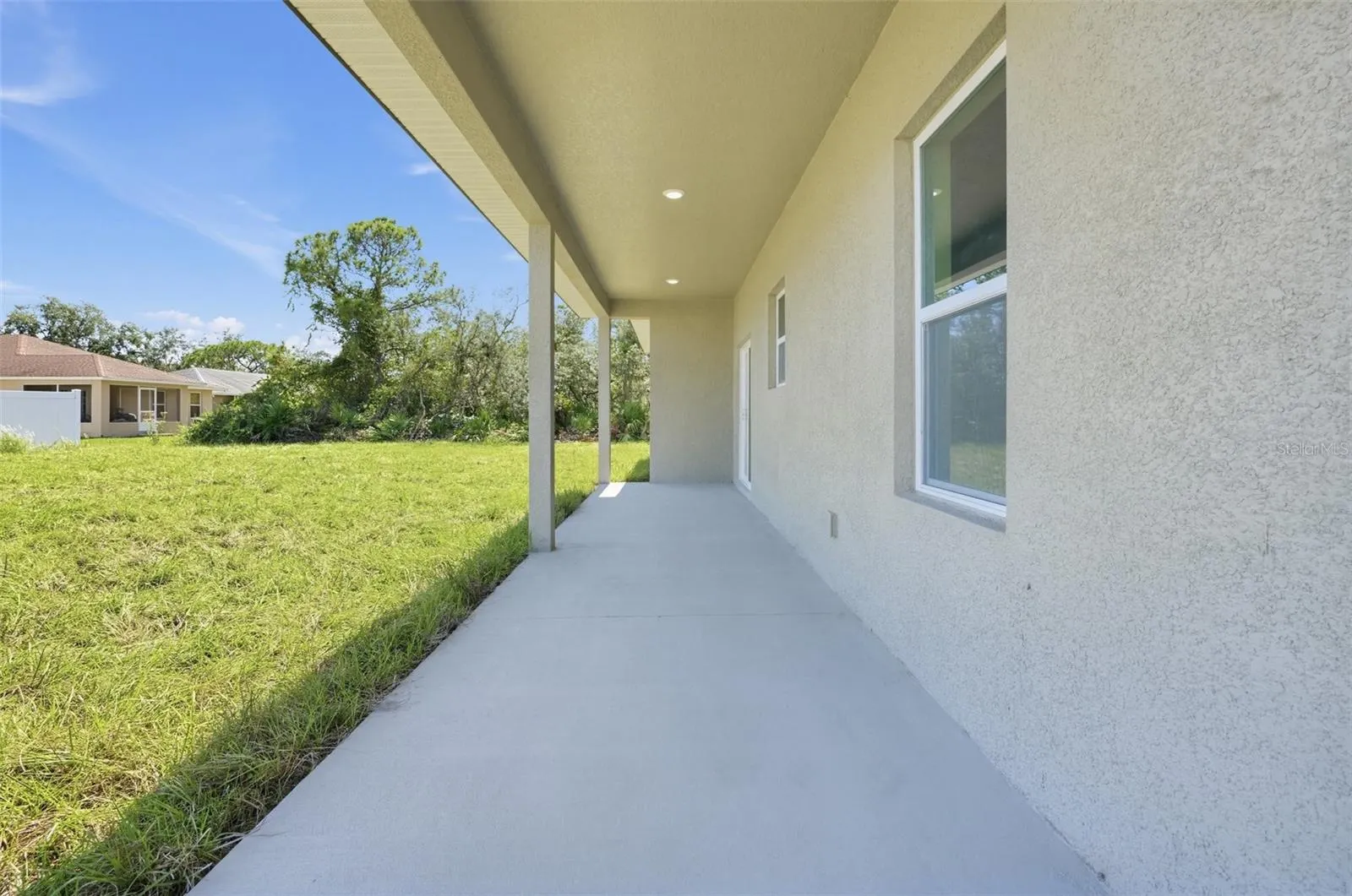 806 LOLA DR