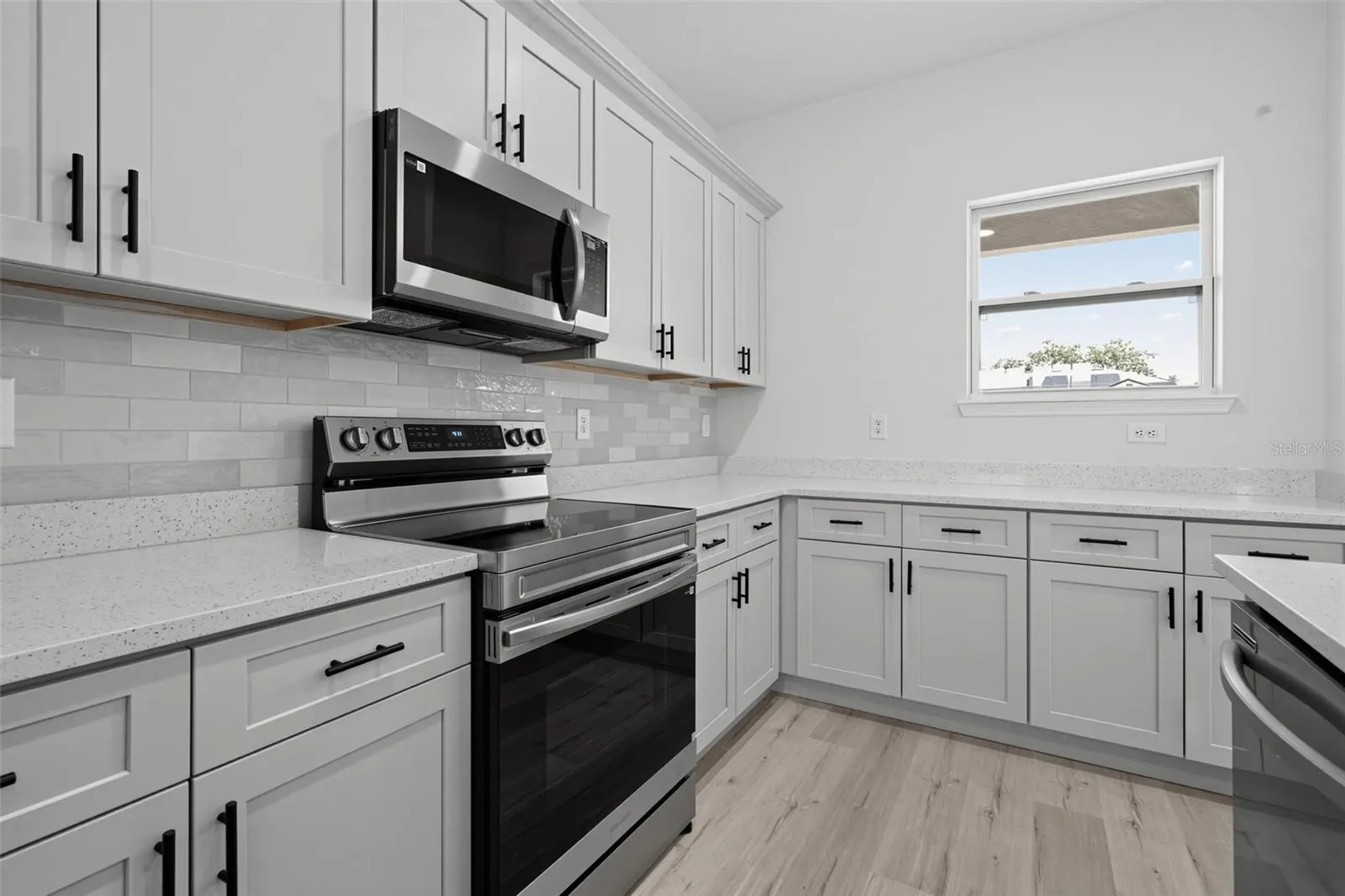 806 LOLA DR