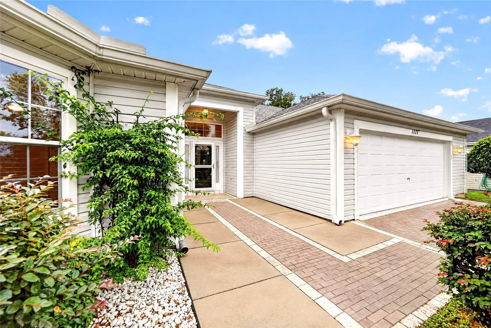 1177 OAK FOREST DR