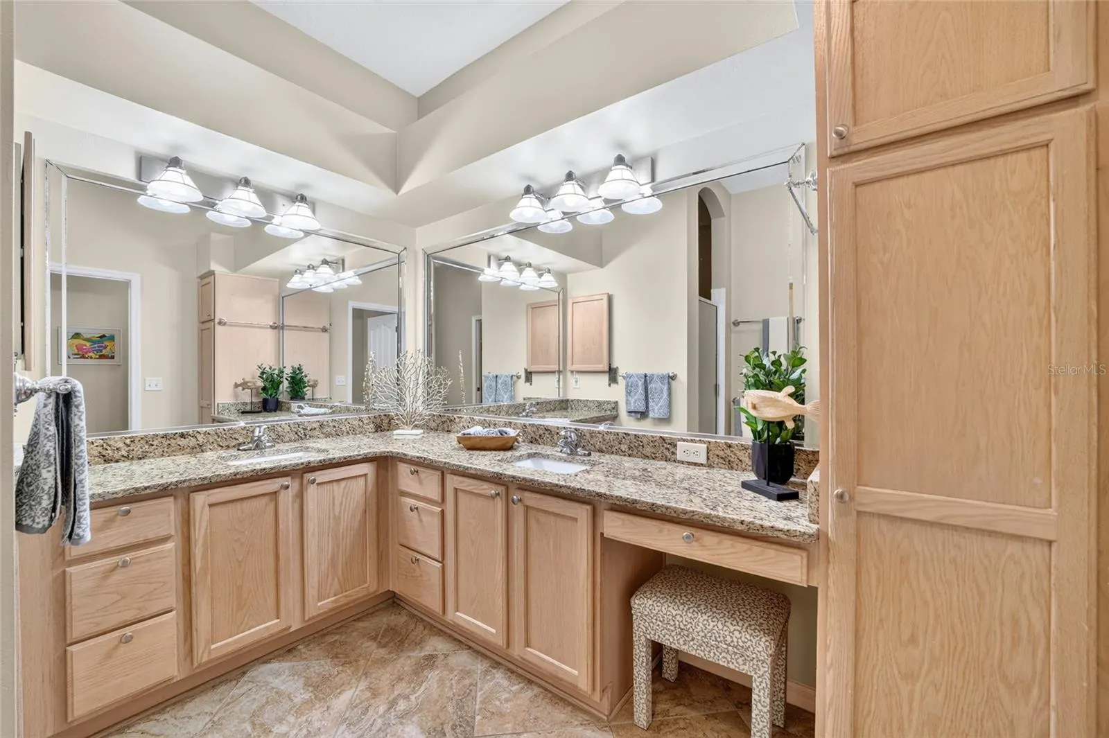 1177 OAK FOREST DR