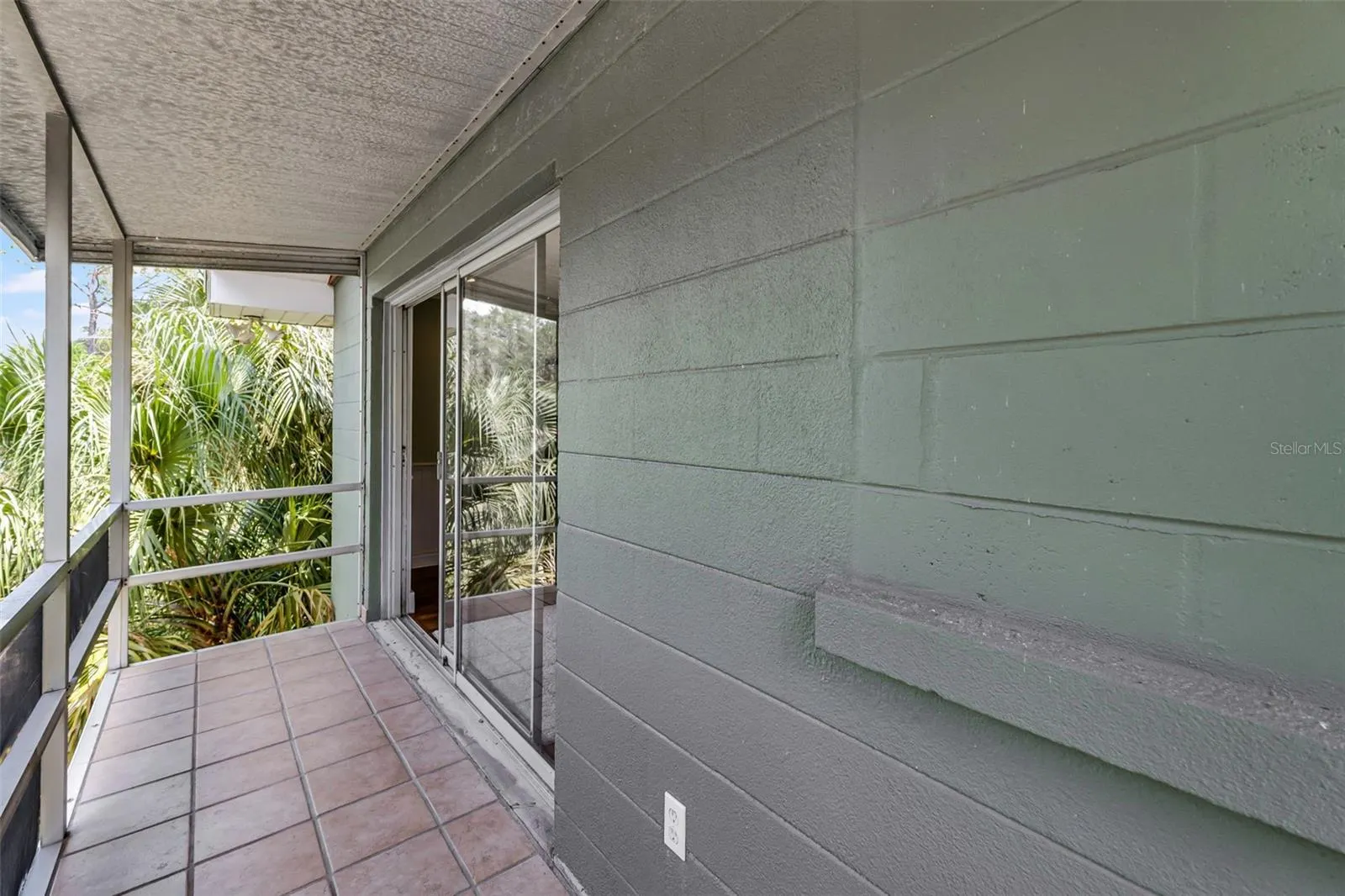 1041 SUNSET DR