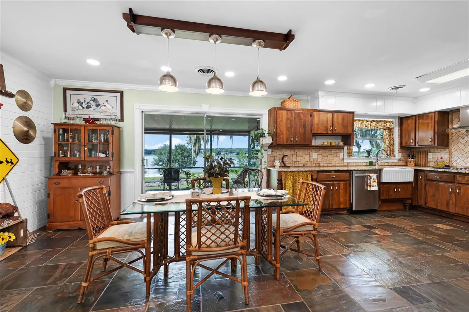 1041 SUNSET DR