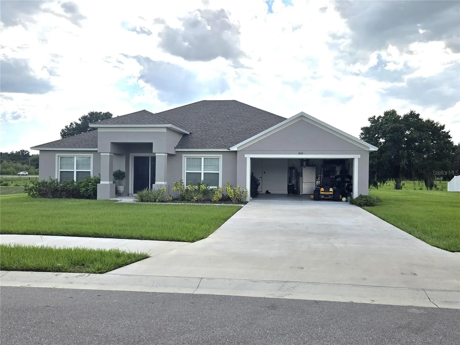 809 LIAM LN