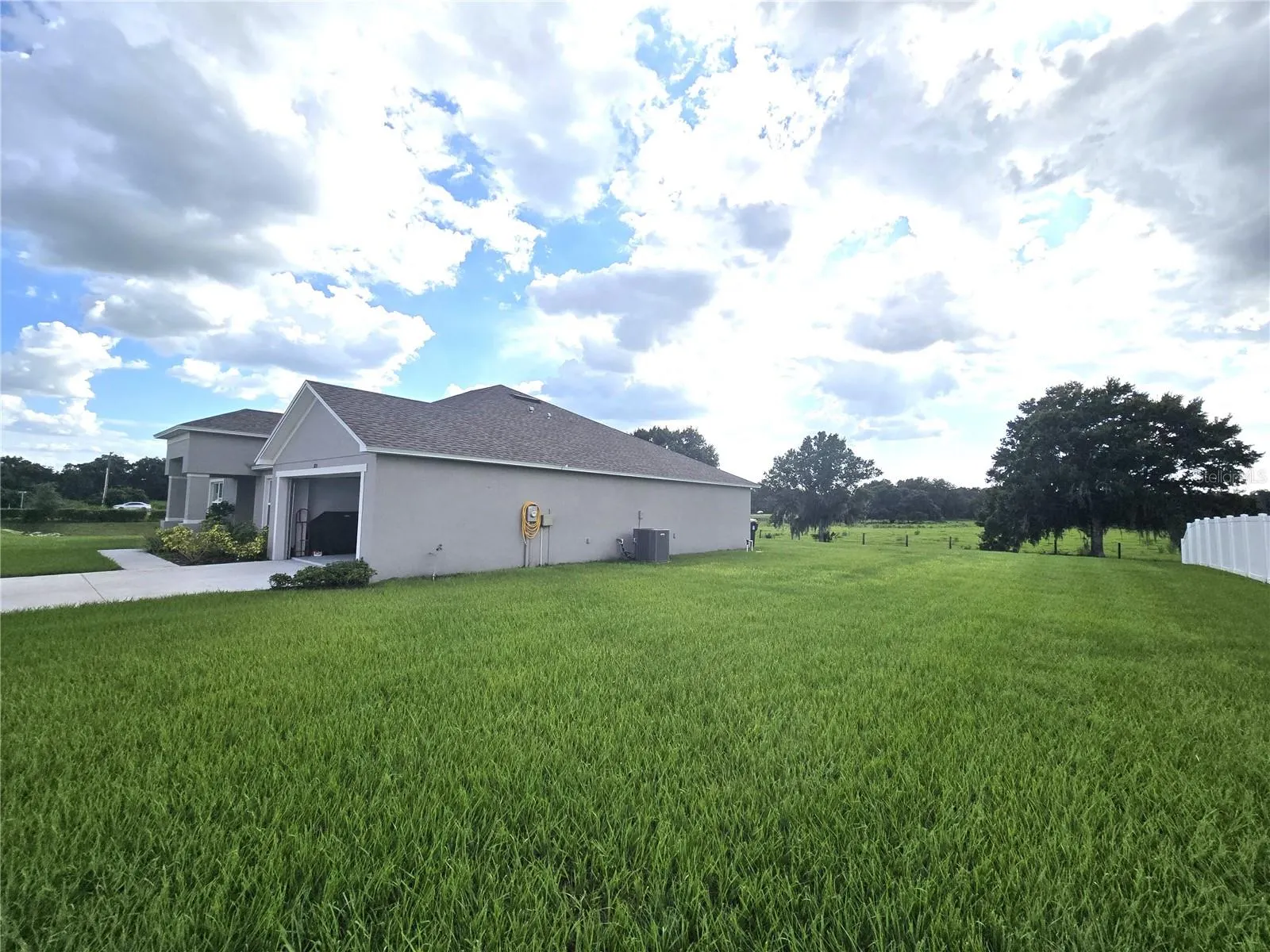 809 LIAM LN