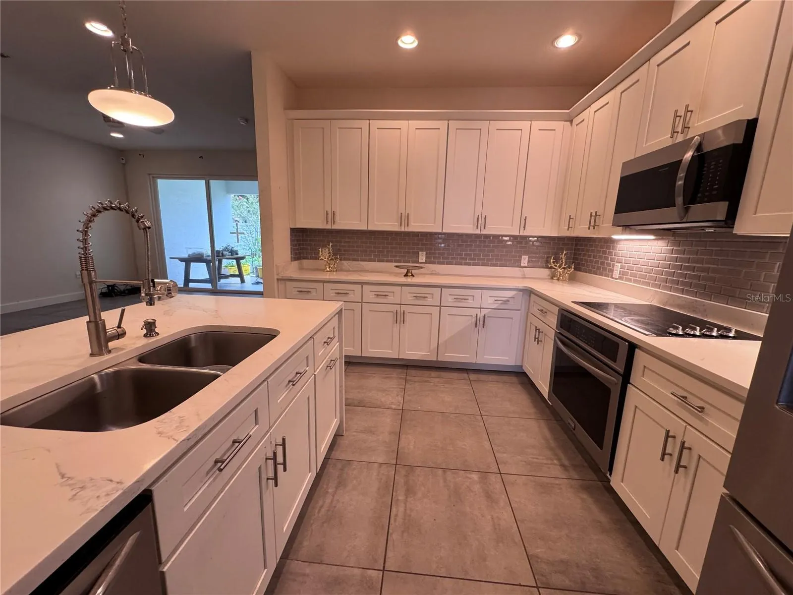 922 CENTAURY DR