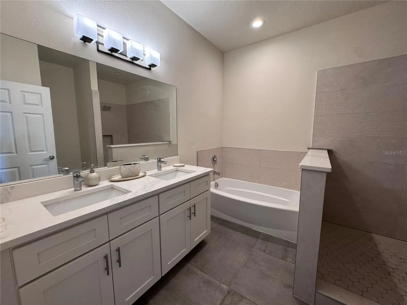 922 CENTAURY DR