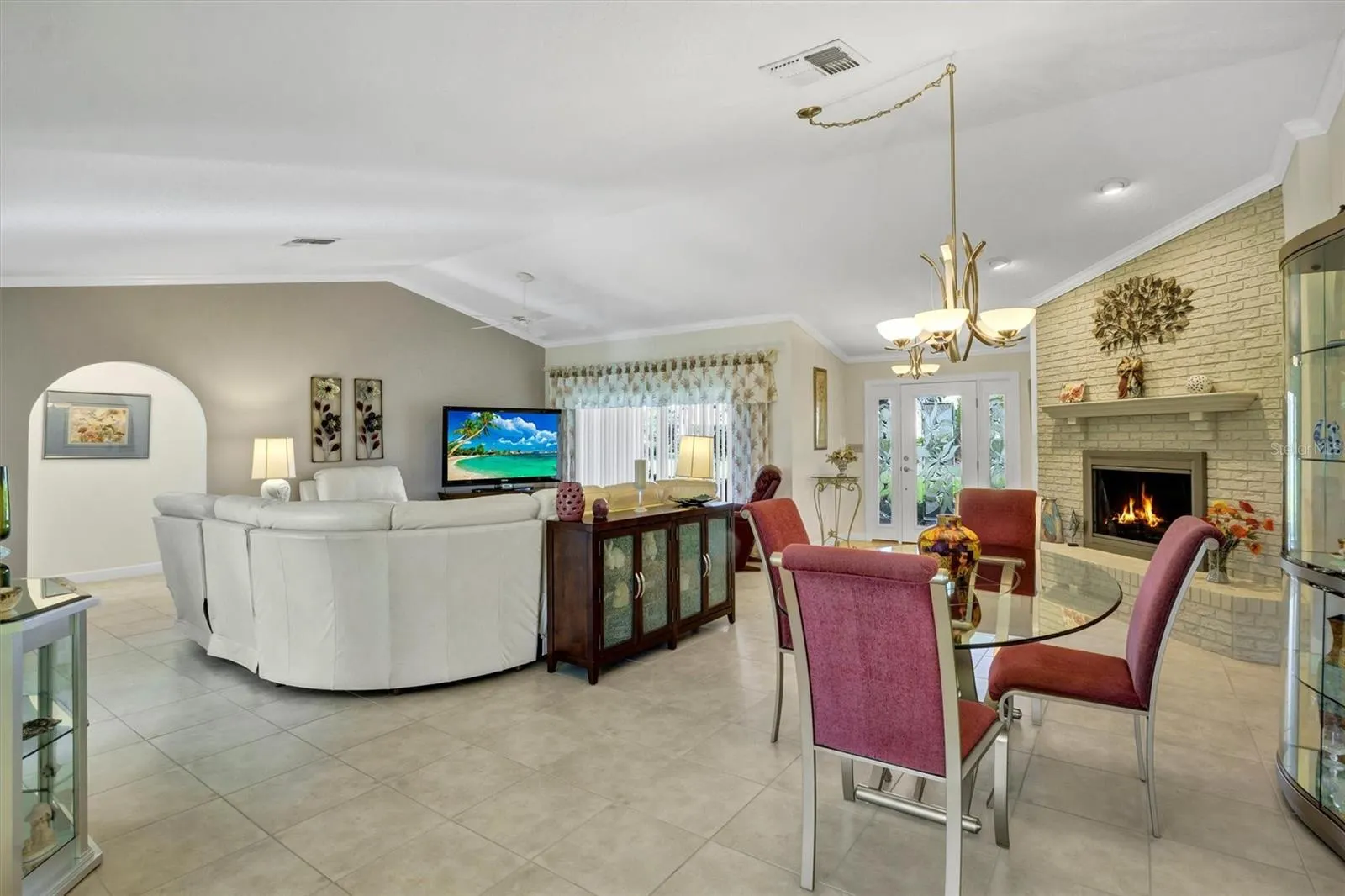 517 CLUBHOUSE DR