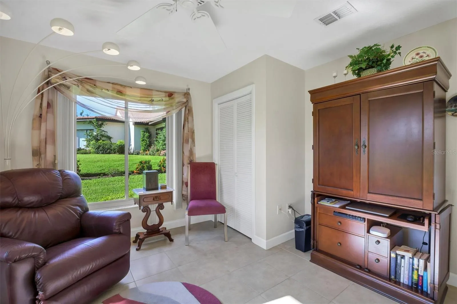 517 CLUBHOUSE DR